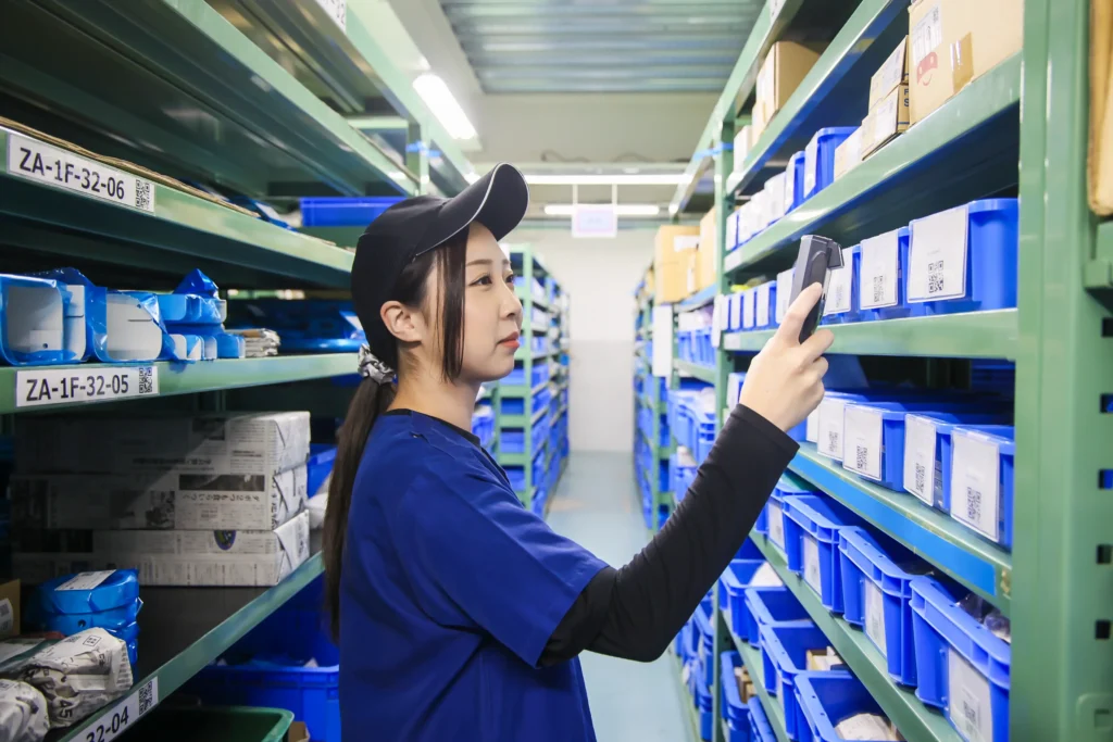 小型無線バーコードリーダー使用中の社員