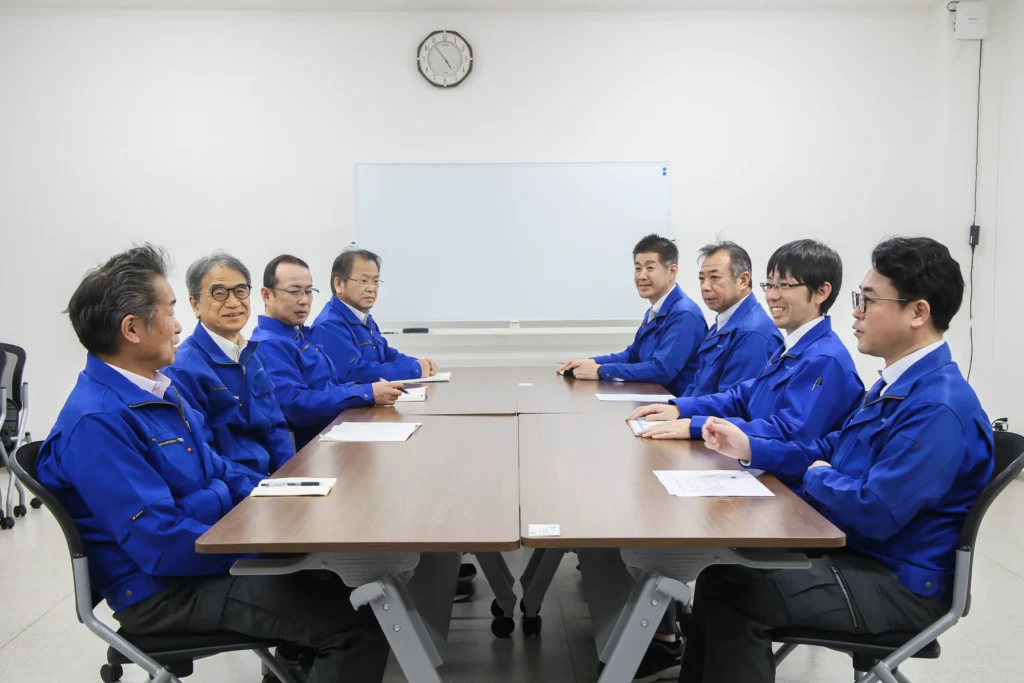 話し合い中の社員達