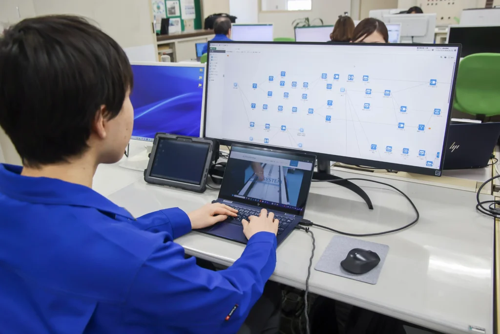 パソコン作業する社員