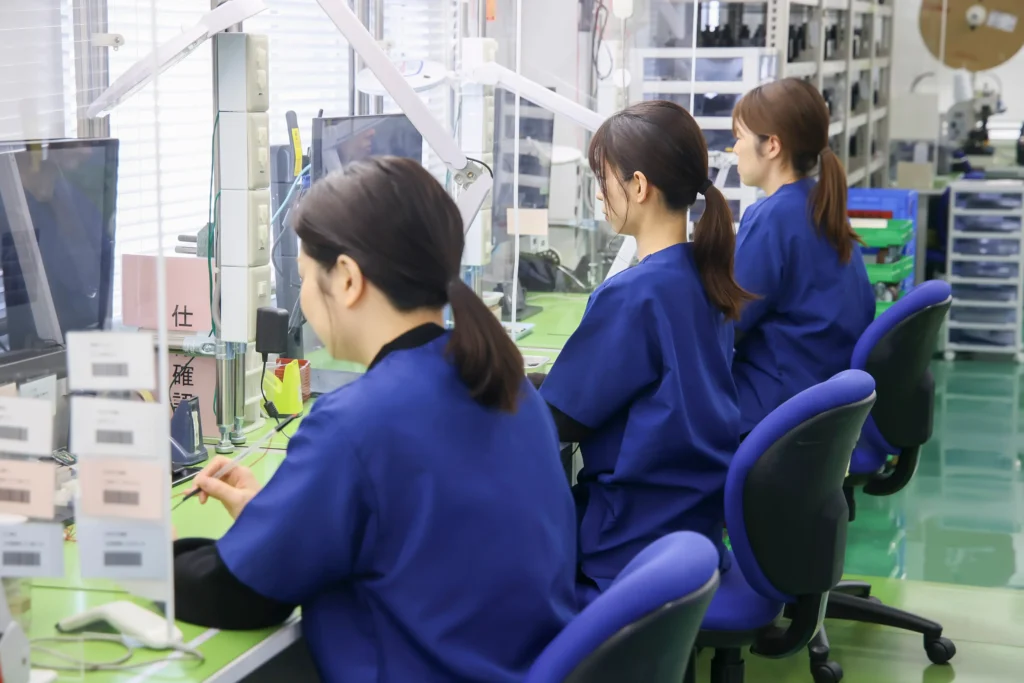 確認作業中の社員