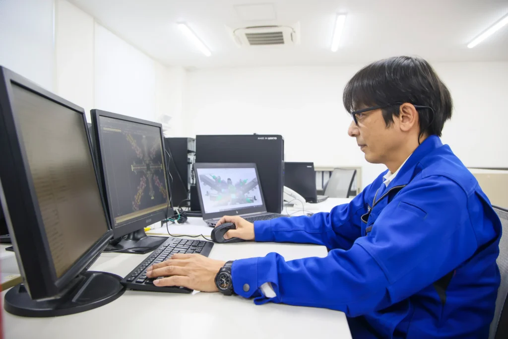 PC作業をする社員