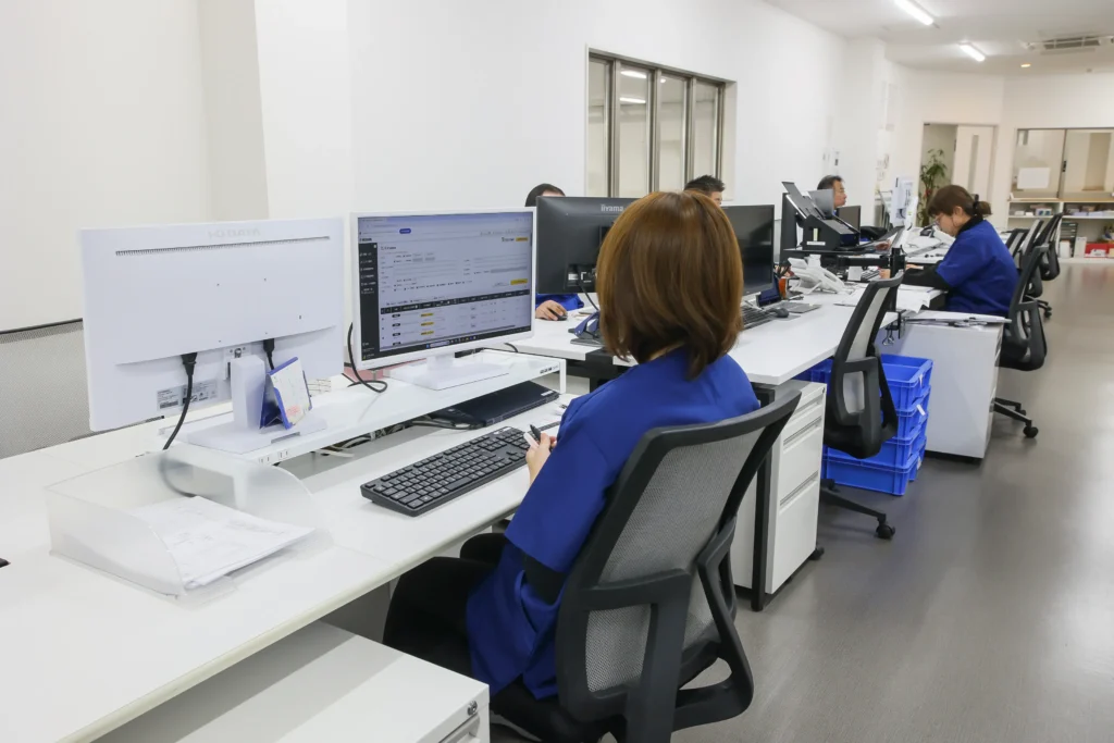 パソコンに向かう社員