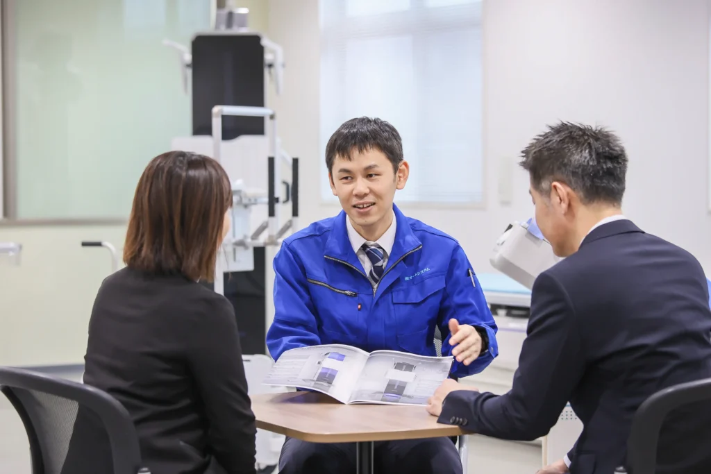 顧客と話をする社員