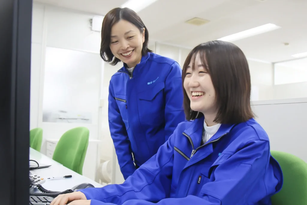 笑顔の女性社員二人