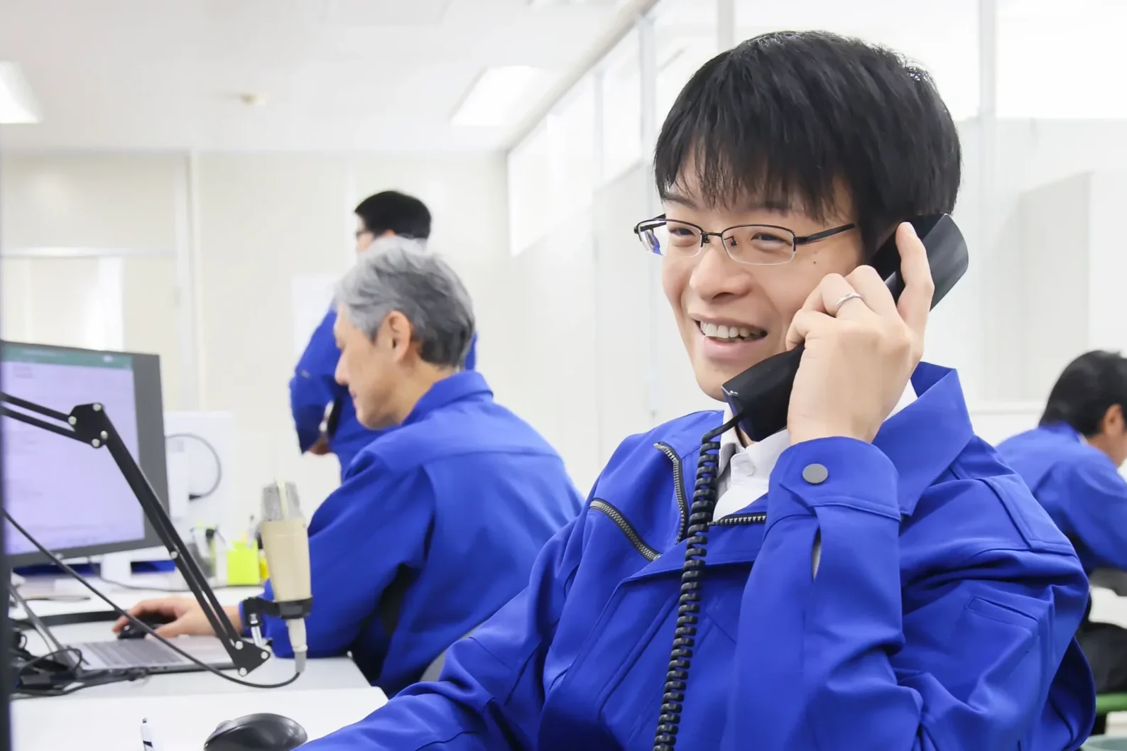 電話をする社員