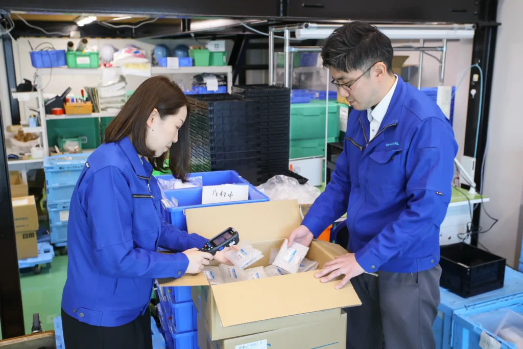 確認作業する社員